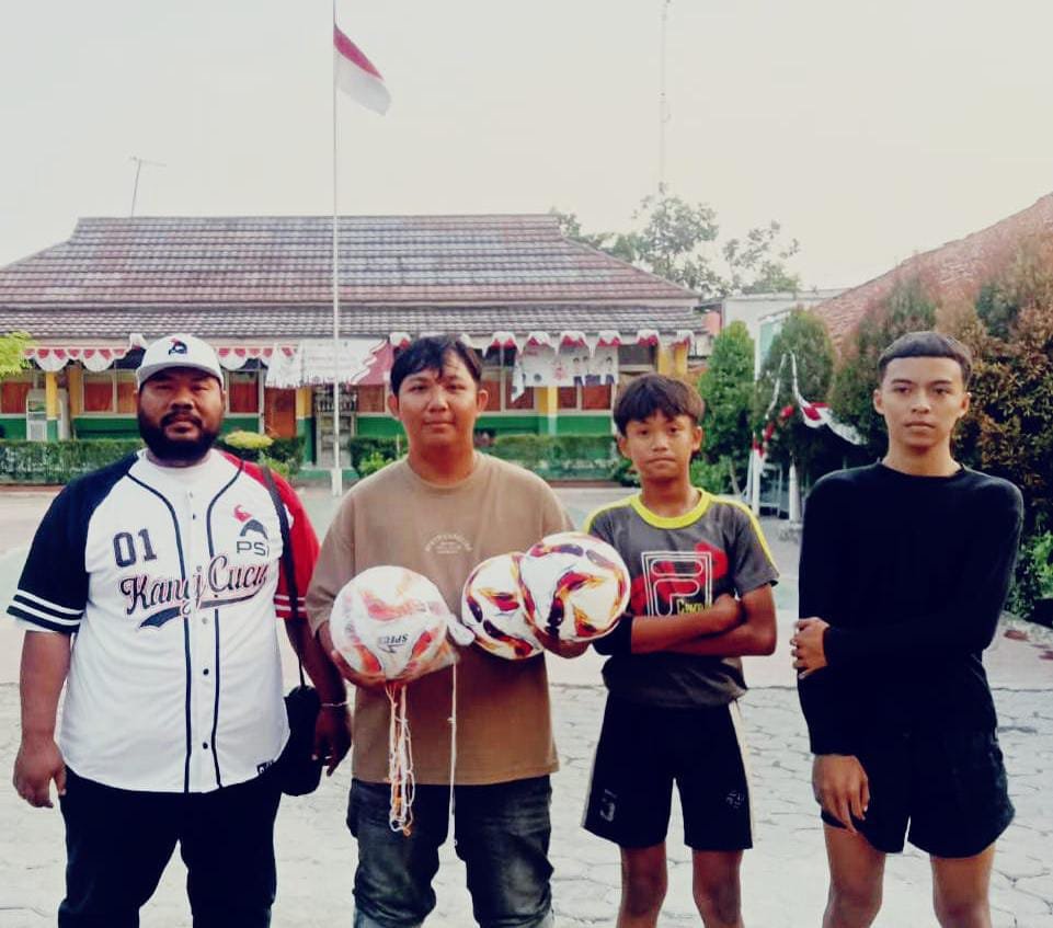 PSI Karawang Terus Tebar Kebaikan, Salurkan Bantuan Bola untuk MI Attohiriyah Purwadana