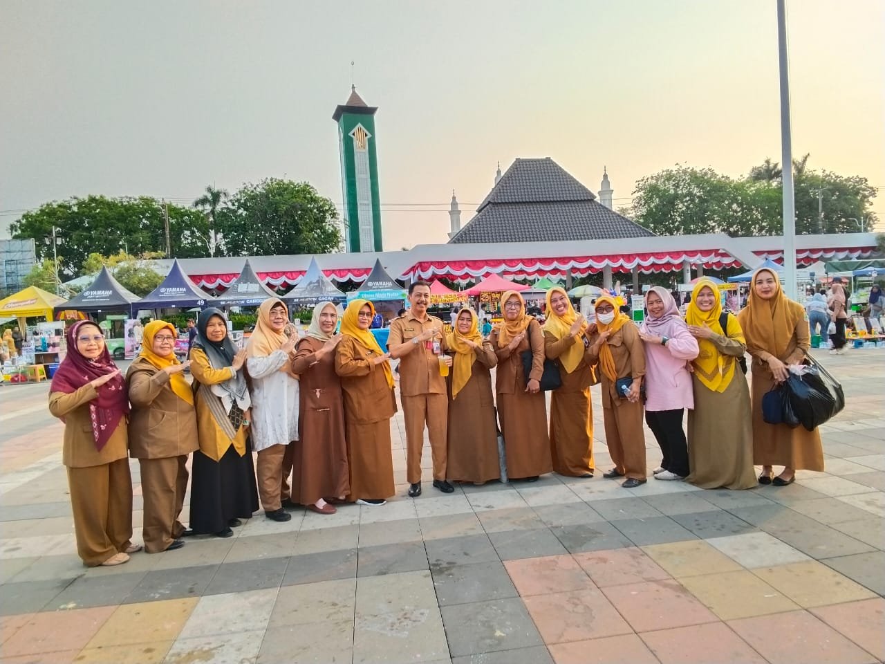 Selepas Jam Kerja, Kadisdikbud Karawang dan Jajaran Meriahkan Bazar Motekar Preneur 2026