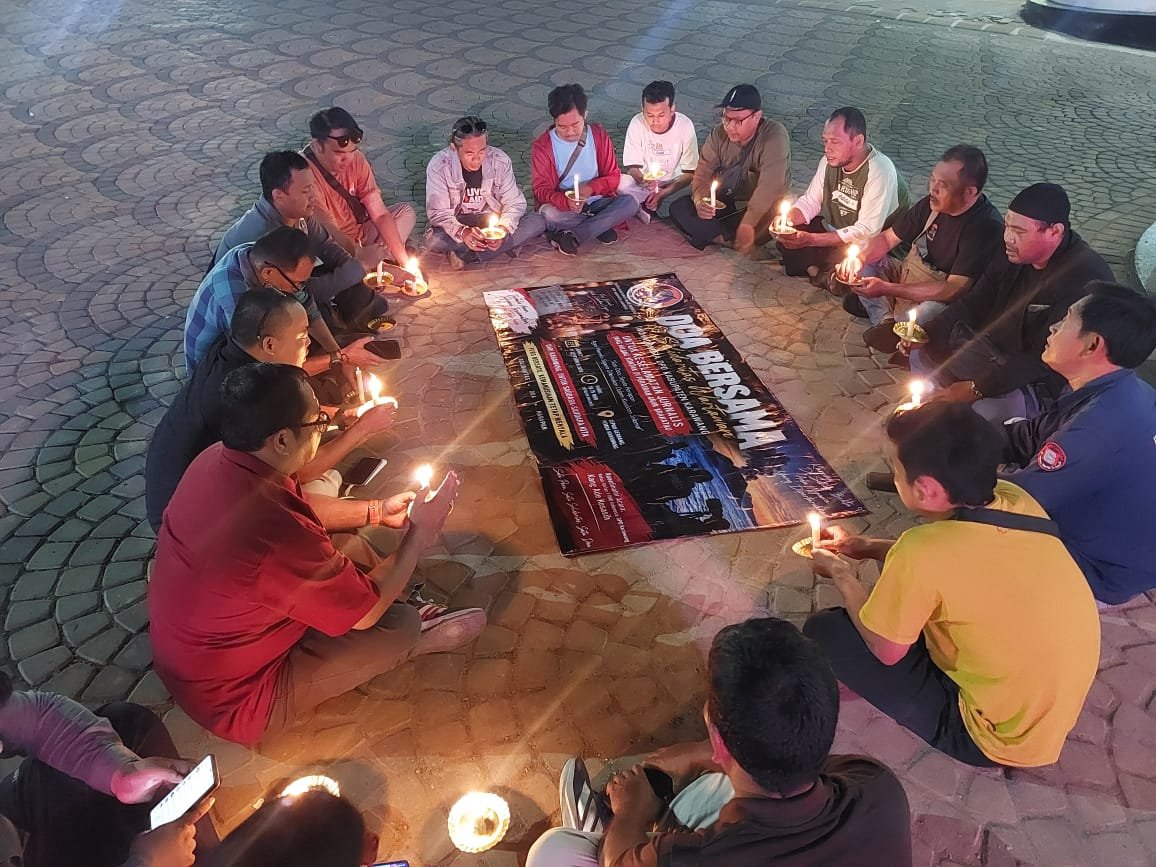 IWOI Karawang Nyalakan Lilin dan Gelar Doa Bersama, Memohon Keselamatan 5 Jurnalis dan 3 Awak Kapal yang Hilang di Anak Krakatau