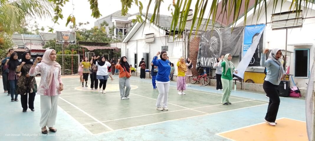 Dokumentasi : Suasana sore di Perumahan Gren Village, Kabupaten Karawang, terasa lebih semarak saat puluhan warga mengikuti kegiatan senam bersama di Lapang Serbaguna Perumahan Gren Village, Jumat (02/10/2026).